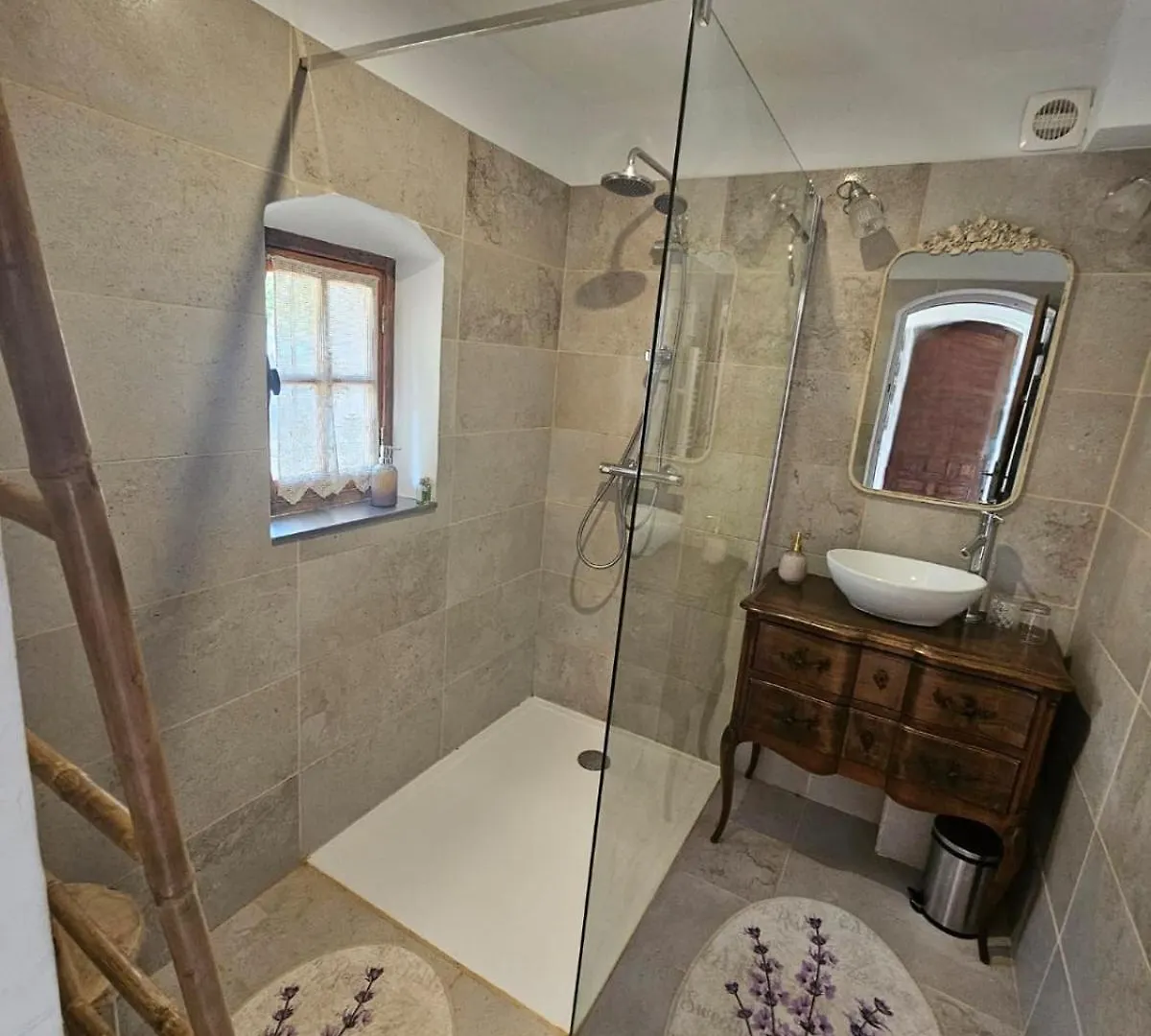 Jolie maison en plein cœur du Lubéron Roussillon en Isere Hébergement de vacances